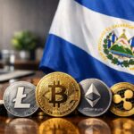 Distintas criptomonedas físicas, en un entorno empresarial y la bandera de El Salvador.