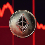 Moneda de Ethereum y gráfico de precio en caída rojo.