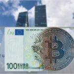 billete de 100 euros fusionado con una moneda de bitcoin y detrás el edificio del BCE