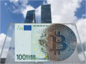 billete de 100 euros fusionado con una moneda de bitcoin y detrás el edificio del BCE