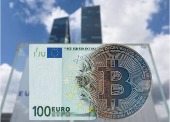 billete de 100 euros fusionado con una moneda de bitcoin y detrás el edificio del BCE