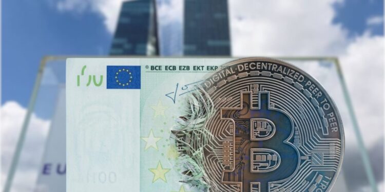 billete de 100 euros fusionado con una moneda de bitcoin y detrás el edificio del BCE