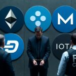 Un hombre esposado con criptomonedas alrededor y funcionarios del FBI.