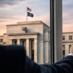 Una hombre mirando a el edificio de la Reserva Federal de Estados Unidos.