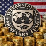 Logo del FMI con monedas que dicen "STABLECOIN", y dólares alrededor, con la bandera de EE. UU. de fondo.