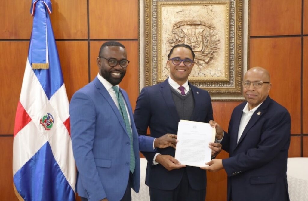 Fotografía del diputado Carlos De Pérez depositando el proyecto de ley.