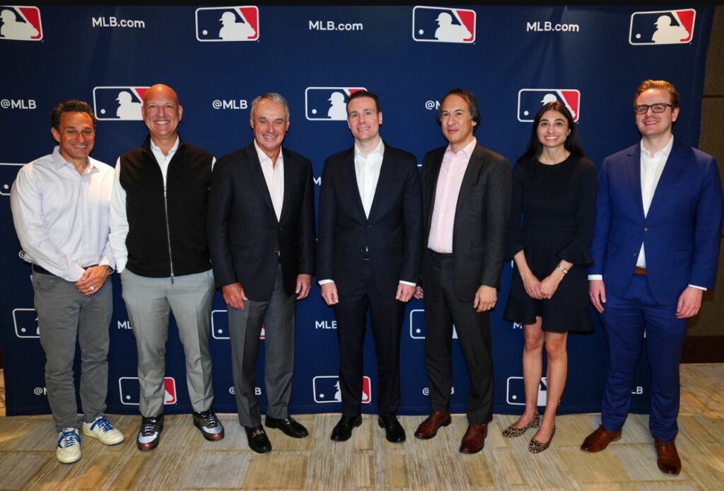 Fotografía de representantes de la MLB y la CFTC.