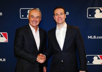 Fotografía del comisionado de la MLB, Rob Manfred y el presidente de la CFTC, Michael Selig.