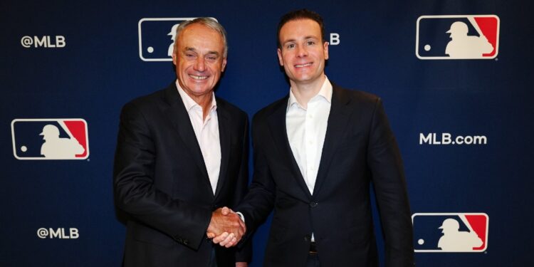 Fotografía del comisionado de la MLB, Rob Manfred y el presidente de la CFTC, Michael Selig.