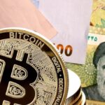Billetes de Irán de fondo con monedas de bitcoin