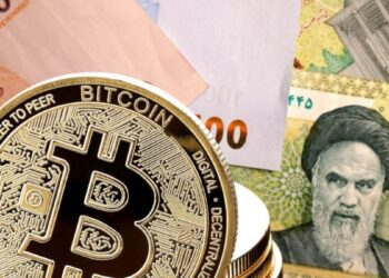 Billetes de Irán de fondo con monedas de bitcoin