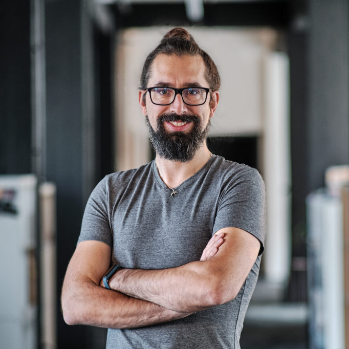 Fotografía del desarrollador Marek “Slush” Palatinus en una oficina.