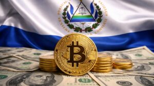 Moneda física de bitcoin dorada con la bandera de El Salvador en el fondo y con dinero alrededor.
