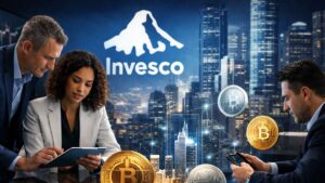 Ejecutivos analizan activos digitales y criptomonedas con enfoque en tokenizaciรณn financiera de Invesco.