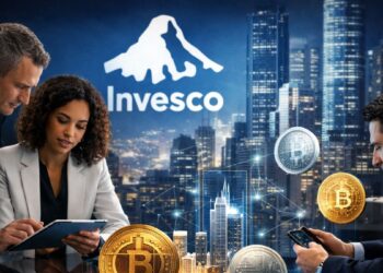 Ejecutivos analizan activos digitales y criptomonedas con enfoque en tokenización financiera de Invesco.
