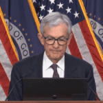 Jerome Powell dando una conferencia de prensa.