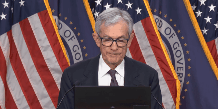 Jerome Powell dando una conferencia de prensa.