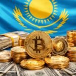 Moneda física de bitcoin y otras criptomonedas, con la bandera de Kazajistán en el fondo, dinero en efectivo y lingotes de oro alrededor.