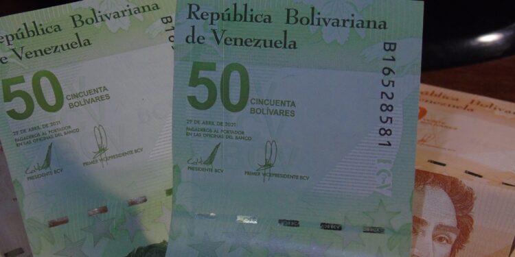 Fotografía de billetes del cono monetario vigente en Venezuela.