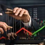Funcionario del gobierno de EE.UU. manipulando marionetas de toro y oso sobre grรกficos bursรกtiles, simbolizando control del mercado financiero.