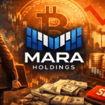 Una persona viendo el logo de MARA Holdigins.