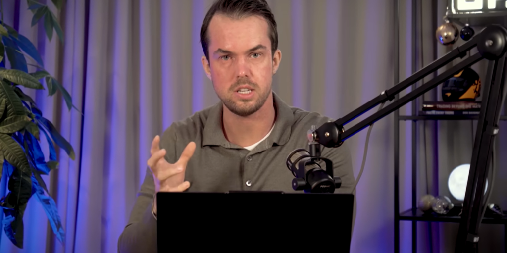Michaël van de Poppe speaking on his podcast.