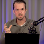 Michaรซl van de Poppe hablando en su podcast.