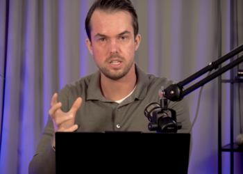 Michaël van de Poppe hablando en su podcast.