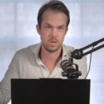 Michaël van de Poppe hablando delante de un micrófono.