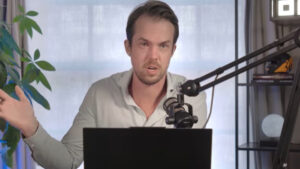 Michaรซl van de Poppe hablando delante de un micrรณfono.