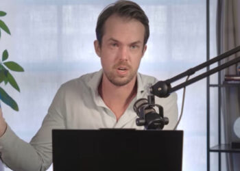 Michaël van de Poppe hablando delante de un micrófono.