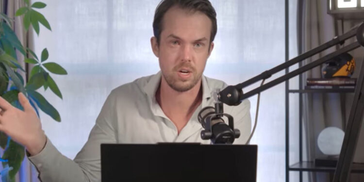 Michaël van de Poppe hablando delante de un micrófono.