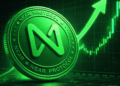 Una moneda física de Near Protocol con un gráfico de precio de color verde.