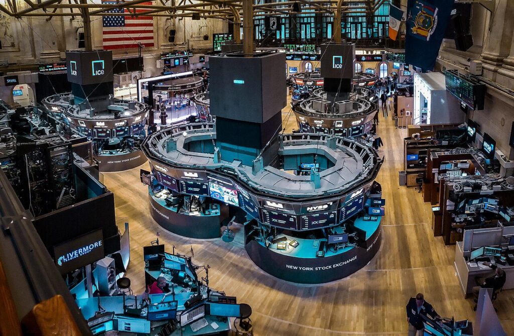 Vista panorรกmica del interior de la Bolsa de Valores de Nueva York (NYSE) en Wall Street.