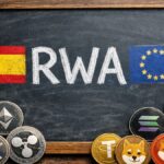 Una pizarra que tiene escrito la palabra RWA, con la bandera de España y la UE. Y criptomonedas alrededor.