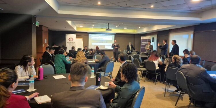 Fotografía de asistentes al seminario de la Senad.