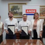 Fotografรญa de directivos de Morphware y la ANDE tras reuniรณn.