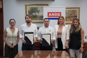 Fotografía de directivos de Morphware y la ANDE tras reunión.