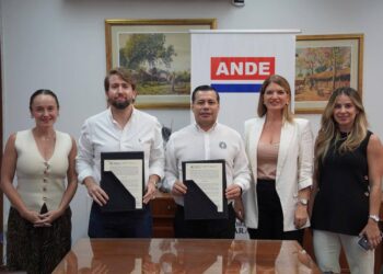 Fotografía de directivos de Morphware y la ANDE tras reunión.