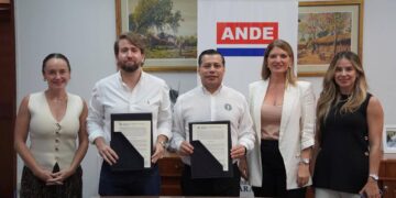 Fotografía de directivos de Morphware y la ANDE tras reunión.