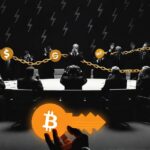 Un horizonte oscuro de una ciudad futurista (estilo banco central global: torres con logos BIS/ECB/Fed). En primer plano, siluetas de figuras polรญticas temblando (manos cubriendo rostros, hombros encorvados), envueltas en redes de cadenas translรบcidas con logos de stablecoins (USDT, USDC, WFUSD) que brillan en azul frรญo.