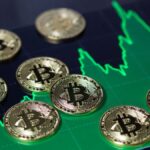 Monedas físicas de bitcoin sobre un gráfico de precios alcista.