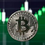 Moneda física de bitcoin en primer plano con un fondo de gráfico alcista en verde.