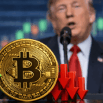 En primer plano: moneda de bitcoin con flechas hacia arriba y hacia abajo. En segundo plano: el presidente Trump hablando.