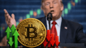 En primer plano: moneda de bitcoin con flechas hacia arriba y hacia abajo. En segundo plano: el presidente Trump hablando.