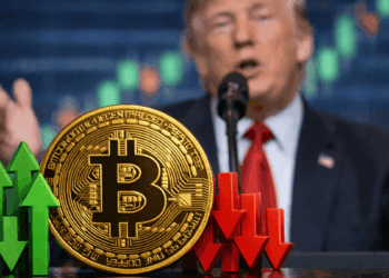 En primer plano: moneda de bitcoin con flechas hacia arriba y hacia abajo. En segundo plano: el presidente Trump hablando.