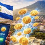 Teléfono inteligente tomado por una mano, enviando bitcoin a una ciudad de El Salvador, con la bandera del país y un volcán en el fondo.