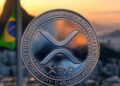 Moneda física de XRP de Ripple sobre fondo del atardecer en Río de Janeiro y bandera de Brasil.