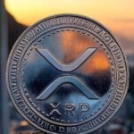 Moneda fรญsica de XRP de Ripple sobre fondo del atardecer en Rรญo de Janeiro y bandera de Brasil.