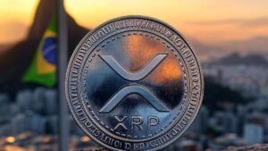 Moneda fรญsica de XRP de Ripple sobre fondo del atardecer en Rรญo de Janeiro y bandera de Brasil.